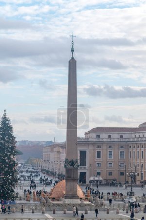 Foto de Vaticano, Vaticano - 8 de diciembre de 2022: Obelisco de la Plaza de San Pedro. - Imagen libre de derechos