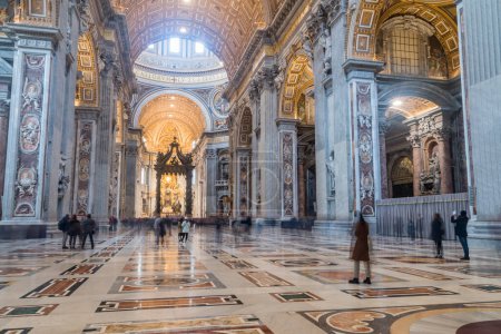 Foto de Vaticano, Vaticano - 8 de diciembre de 2022: Interior de la basílica de San Pedro en la ciudad del Vaticano. - Imagen libre de derechos