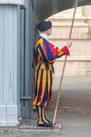 Foto de Vaticano, Vaticano - 8 de diciembre de 2022: Miembro de la Guardia Suiza Pontificia con alabarda. - Imagen libre de derechos