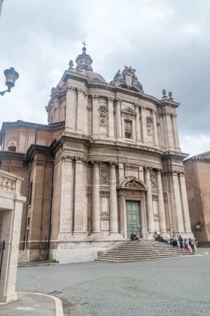 Téléchargez les photos : Rome, Italie - 8 décembre 2022 : Façade Eglise Santi Luca e Martina. - en image libre de droit