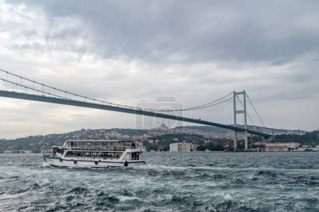 Téléchargez les photos : Istanbul, Turquie - 11 décembre 2022 : Pont du Bosphore, 15 juillet Pont des martyrs sur le détroit du Bosphore. - en image libre de droit
