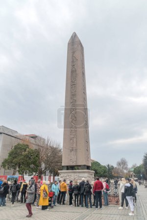 Téléchargez les photos : Istanbul, Turquie - 10 décembre 2022 : Obélisque de Théodose (Dikilitas) entouré de touristes, Obélisque égyptien antique du pharaon Thoutmôsis III. - en image libre de droit