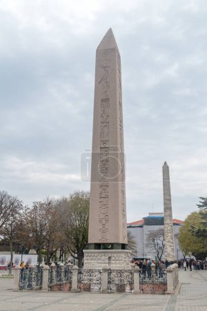 Téléchargez les photos : Istanbul, Turquie - 10 décembre 2022 : Obélisque de Théodose (Dikilitas), obélisque égyptien antique du pharaon Thoutmôsis III. - en image libre de droit