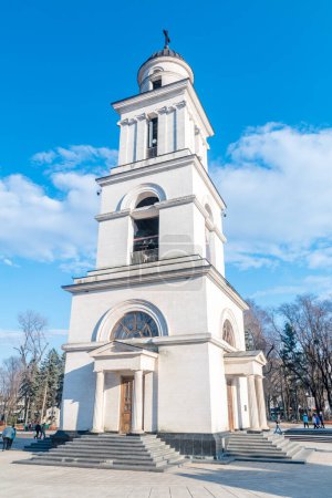 Téléchargez les photos : Chisinau, Moldavie - 8 mars 2023 : Clocher de la cathédrale de la Nativité. - en image libre de droit