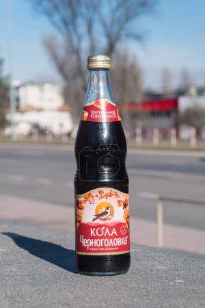 Téléchargez les photos : Chisinau, Moldavie - 10 mars 2023 : Bouteille de cola Tchernogolovka. - en image libre de droit