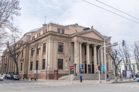 Foto de Chisinau, Moldavia - 8 de marzo de 2023: Teatro Nacional Mihai Eminescu (Teatrul National Mihai Eminescu). - Imagen libre de derechos