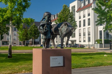 Téléchargez les photos : Hanau, Allemagne - 25 juin 2023 : Little Red Riding Hood sculpture par Gerold Jaggle. - en image libre de droit