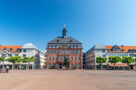 Téléchargez les photos : Hanau, Allemagne - 25 juin 2023 : La Marktplatz Hanau avec Wilhelm et Jacob Grimm sculpture. - en image libre de droit