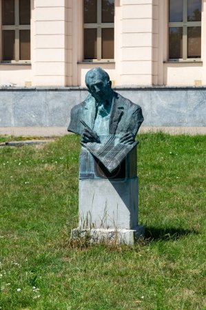 Téléchargez les photos : Bydgoszcz, Pologne - 9 juillet 2023 : Buste de Mikolaj Henryk Gorecki, compositeur polonais de musique classique contemporaine. - en image libre de droit