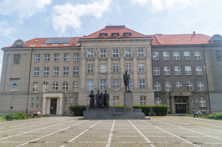Téléchargez les photos : Pilsen, République tchèque - 26 août 2023 : Place TG Masaryk avec le monument Osvobozeni et le bâtiment de l'académie des affaires. - en image libre de droit