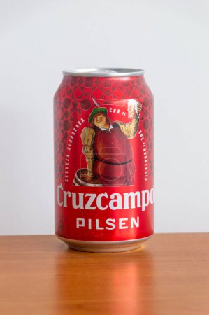 Téléchargez les photos : Pruszcz Gdanski, Pologne - 27 septembre 2023 : Canette de bière Cruzcampo pilsen. - en image libre de droit