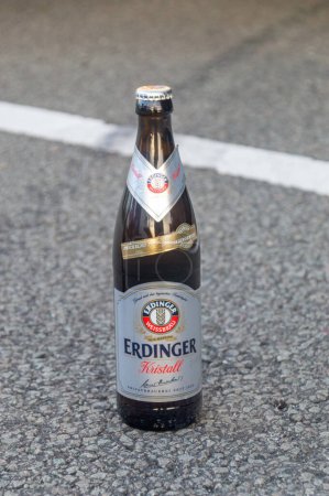 Foto de Frankenthal, Alemania - 6 de octubre de 2023: Botella de cerveza Erdinger Kristall. - Imagen libre de derechos