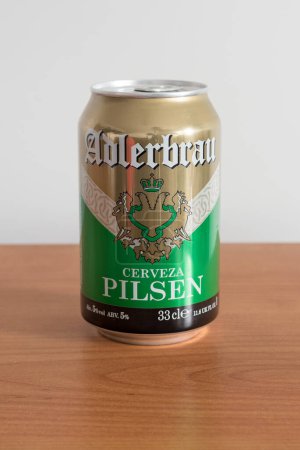Téléchargez les photos : Pruszcz Gdanski, Pologne - 11 juillet 2023 : Canette de bière Adlerbrau Pilsen. - en image libre de droit