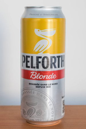 Téléchargez les photos : Pruszcz Gdanski, Pologne - 11 août 2023 : Pelforth Blonde beer. - en image libre de droit