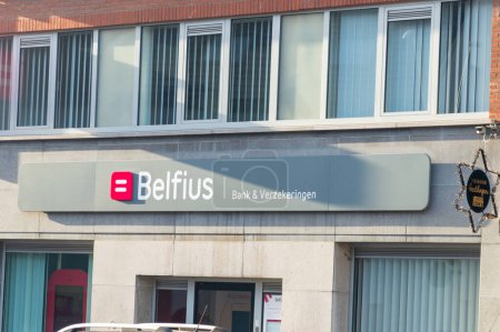 Foto de Brecht, Bélgica, 10 de noviembre de 2023: Logotipo y signo del Belfius Bank. - Imagen libre de derechos