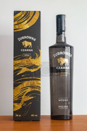 Téléchargez les photos : Pruszcz Gdanski - 24 décembre 2023 : Boîte et bouteille de Zubrowka czarna (noir) vodka. - en image libre de droit