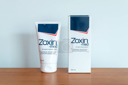Téléchargez les photos : Pruszcz Gdanski, Pologne - 11 janvier 2024 : Shampooing antipelliculaire Zoxin med. - en image libre de droit