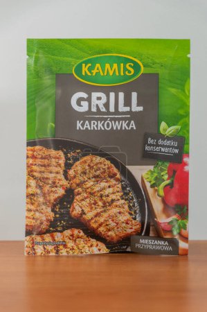 Téléchargez les photos : Pruszcz Gdanski, Pologne - 12 janvier 2024 : Assaisonnement barbecue Kamis pour steak au cou de porc. - en image libre de droit