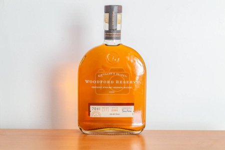 Téléchargez les photos : Pruszcz Gdanski, Pologne - 3 février 2024 : Bouteille de whisky de bourbon droit du Kentucky Woodford Reserve. - en image libre de droit