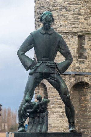 Foto de Amberes, Bélgica - 24 de febrero de 2024: Estatua de Lange Wapper. - Imagen libre de derechos