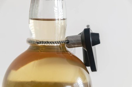 Protection antivol sur la bouteille d'alcool.