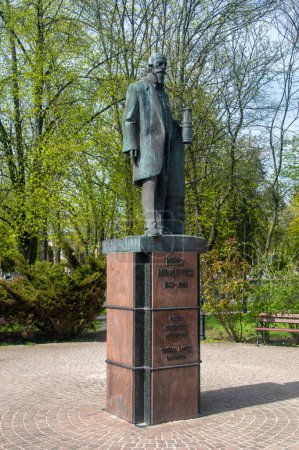 Téléchargez les photos : Plock, Pologne - 7 avril 2024 : Sculpture de Jan Jozef Ignacy Lukasiewicz. - en image libre de droit