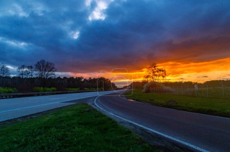 Schöner Sonnenuntergang auf der Autobahn in Deutschland.