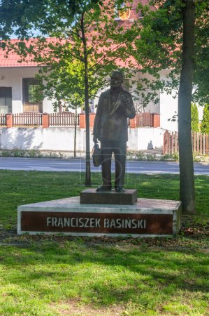 Téléchargez les photos : Jarocin, Pologne - 1 mai 2024 : Sculpture de Franciszek Basinski. - en image libre de droit