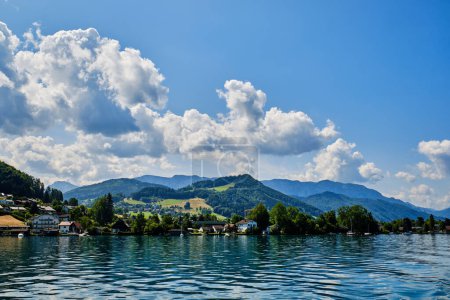 Vista sobre la costa del lago Attersee en Austria