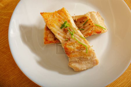 Sabroso bistec de pescado de carpa en plato blanco