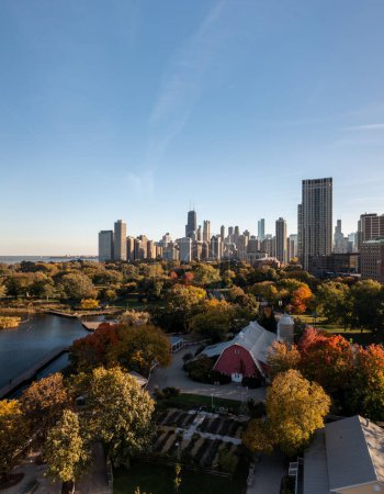 Foto de City skyline aerial photograph from Lincoln Park neighborhood with a barn and south pond surrounded by beautiful autumn foliage on the trees below. - Imagen libre de derechos