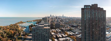 Foto de Cityscape aerial view overlooking Lakeview neighborhood and Belmont Harbor with the downtown Chicago skyline in the distance on a sunny autumn day. - Imagen libre de derechos