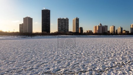 Foto de Skyline view of the Edgewater neighborhood residential highrise buildings from the frozen water of Lake Michigan near Foster beach with the lakefront covered in snow. - Imagen libre de derechos