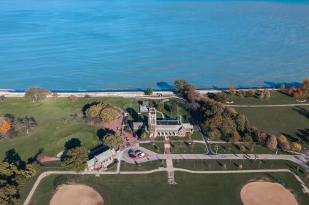 Foto de Chicago, IL - October 19th, 2022: Several cars park on the teardrop shaped turn-around at the Waveland Field House and Carillon adjacent to Syndney Marovitz Golf Course along the lakefront. - Imagen libre de derechos