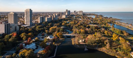 Foto de Chicago, IL - October 19th, 2022: Red and yellow autumn colored foliage begins to appear throughout the Lincoln Park neighborhood and zoo on a sunny fall afternoon. - Imagen libre de derechos