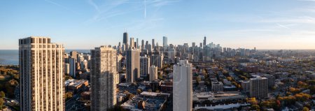 Téléchargez les photos : Chicago, IL - October 19th, 2022: Residential and downtown high-rise buildings bask in the yellow sunlight on a blue sky autumn afternoon in the Old Town neighborhood. - en image libre de droit