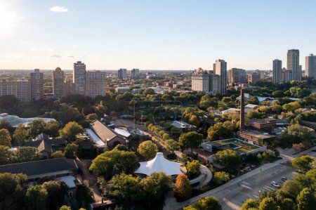 Téléchargez les photos : Aerial photograph overlooking the Lincoln Park neighborhood and zoo on a sunny blue sky day. - en image libre de droit