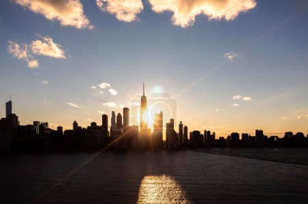 Téléchargez les photos : Beautiful downtown Chicago skyline aerial over Lake Michigan during the Chicago henge or autumn equinox as the golden colored sun aligns with the streets between high-rise buildings. - en image libre de droit