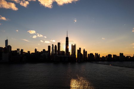 Foto de Beautiful downtown Chicago skyline aerial over Lake Michigan during the Chicago henge or autumn equinox as the golden colored sun aligns with the streets between high-rise buildings. - Imagen libre de derechos