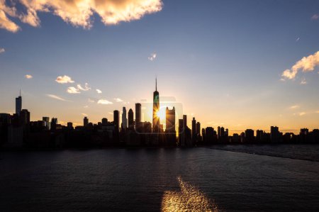 Foto de Beautiful downtown Chicago skyline aerial over Lake Michigan during the Chicago henge or autumn equinox as the golden colored sun aligns with the streets between high-rise buildings. - Imagen libre de derechos
