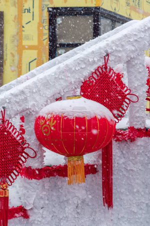 Foto de Chicago, IL - 28 de enero de 2023: Linternas chinas decorativas rojas y amarillas cubiertas de nieve cuelgan de una carroza durante el desfile anual de Año Nuevo Lunar de Argyle. - Imagen libre de derechos