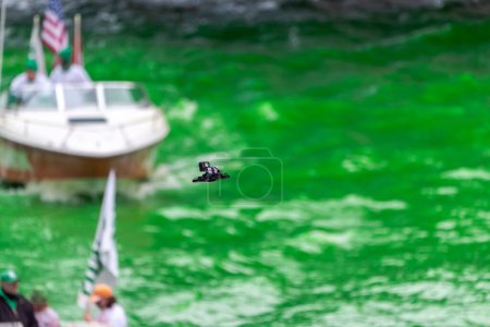 Téléchargez les photos : Chicago, IL - 11 mars 2023 : Hulu engage un opérateur de drone FPV pour voler et recueillir des images lors de l'événement annuel de teinture de rivière verte de la Saint-Patrick. - en image libre de droit