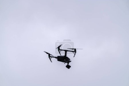 Foto de Chicago, IL - 11 de marzo de 2023: Hulu contrata operadores de drones para volar y reunir imágenes durante el evento anual de teñido del río St. Patrick. - Imagen libre de derechos