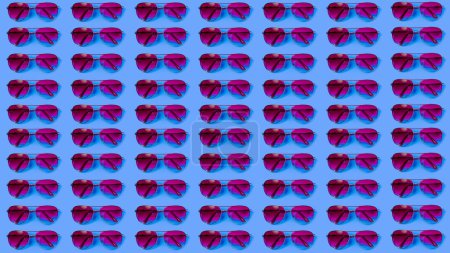 Foto de Gafas de sol estilo aviador enmarcadas de metal retro imagen de fondo de verano con patrón repetido con tonos rosa y púrpura sobre un fondo azul. - Imagen libre de derechos
