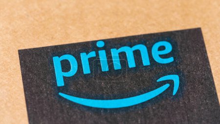 Foto de BERLÍN, ALEMANIA JUNIO 2020: Etiqueta de primera calidad de Amazon impresa en un paquete. Prime es un servicio ofrecido por Amazon minorista en línea para la entrega más rápida de pedidos. - Imagen libre de derechos