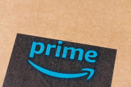 Foto de BERLÍN, ALEMANIA JUNIO 2020: Logotipo de Amazon Prime impreso en cinta adhesiva de seguridad para cajas de cartón. Prime es un servicio ofrecido por Amazon minorista en línea para la entrega más rápida de pedidos. - Imagen libre de derechos