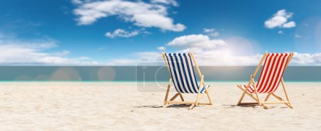 Téléchargez les photos : Paire de chaises longues sur la plage de sable en été au soleil. copyspace pour votre texte individuel. - en image libre de droit