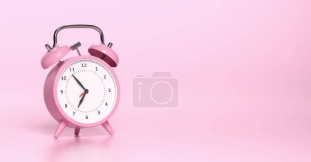 Téléchargez les photos : Réveil vintage rose avec fond rose vif. Concept créatif minimal, avec copyspace pour votre texte individuel. - en image libre de droit