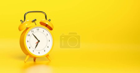 Téléchargez les photos : Réveil vintage jaune avec fond jaune vif. Concept créatif minimal, avec copyspace pour votre texte individuel. - en image libre de droit