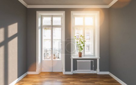 Téléchargez les photos : Vieil immeuble lumineux avec des murs gris et une porte de balcon à côté de la fenêtre avec un soleil éclatant - en image libre de droit